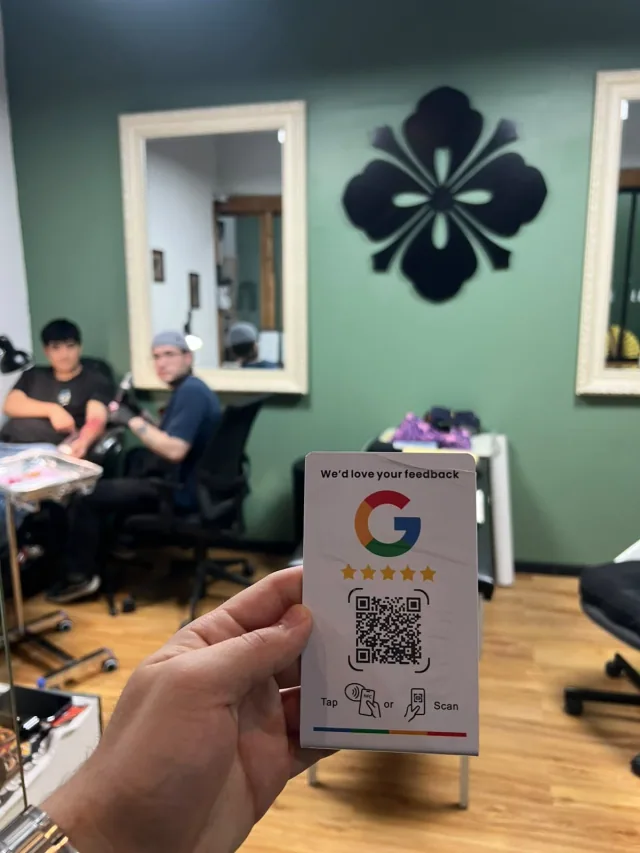 Stand NFC + QR de reseñas en Google dentro del estudio Tattoo Piercing