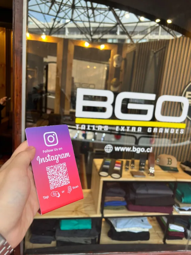 Stand NFC + QR de Instagram frente a la vitrina de la tienda BGO