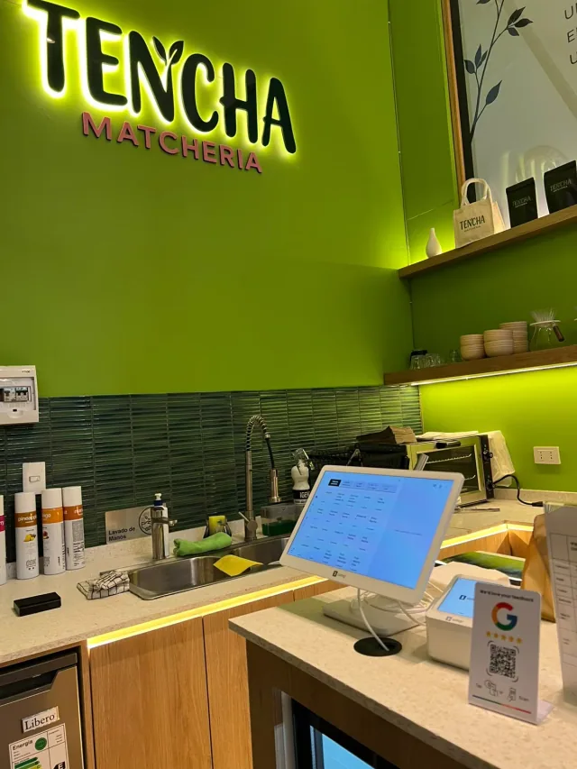 Stand NFC + QR de reseñas en Google en el mesón de atención de Tencha Matcheria