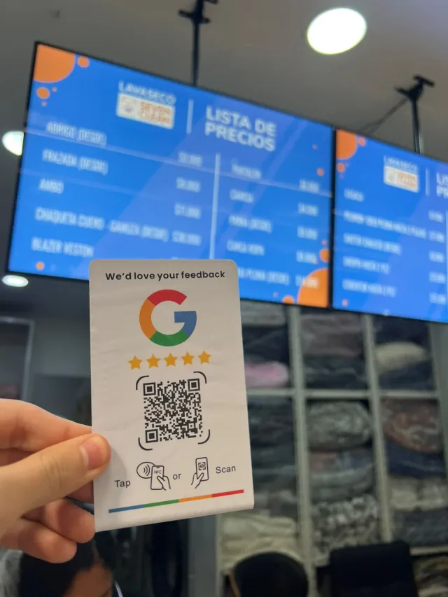 Tarjeta NFC + QR de reseñas en Google sostenida dentro de Lavaseco Seven Clean