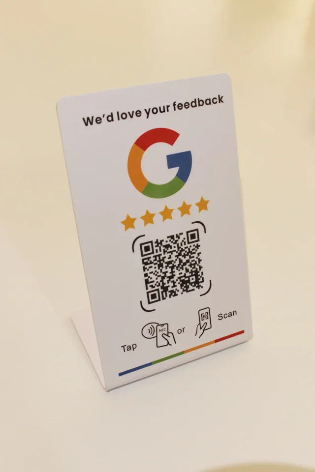 Stand Google blanco NFC + QR