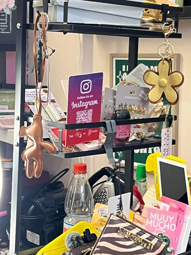 Stand NFC + QR de Instagram en el mostrador de la tienda Muuy Mucho