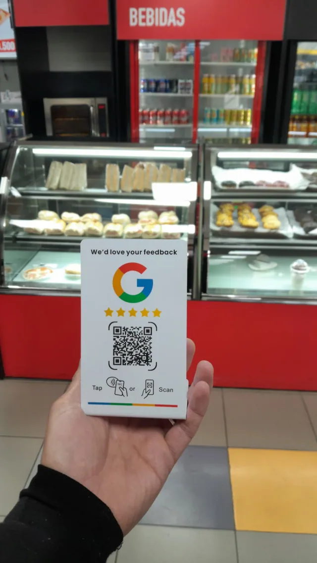 Stand NFC + QR de reseñas en Google frente al mostrador de Minimarket Full Market