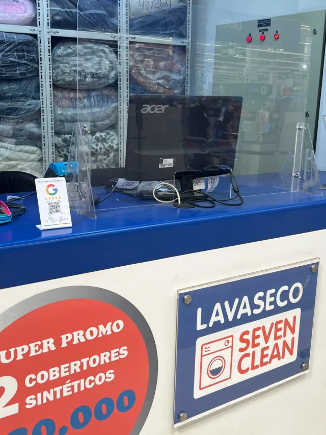 Stand NFC + QR de reseñas en Google sobre el mesón de atención de Lavaseco Seven Clean
