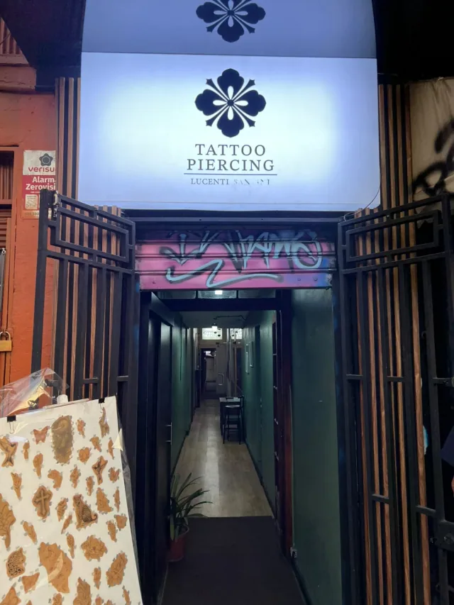 Fachada e ingreso del estudio Tattoo Piercing