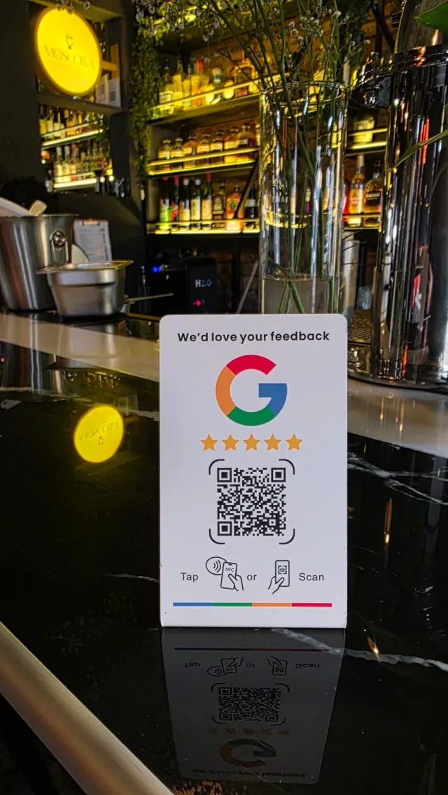 Stand NFC + QR de reseñas en Google sobre la barra de Moscowa Restobar