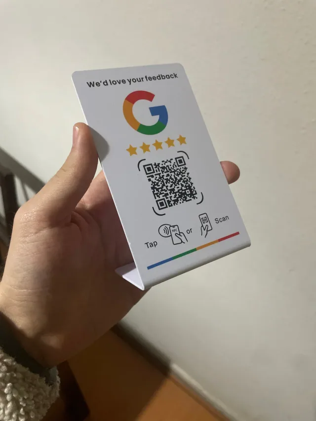 Stand NFC + QR de reseñas en Google entregado a King Barber